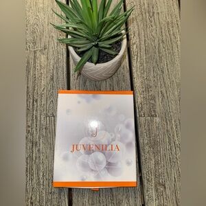 Juvenilia Neck/Chest Anti-Wrinkle Reusable Silicone Pads